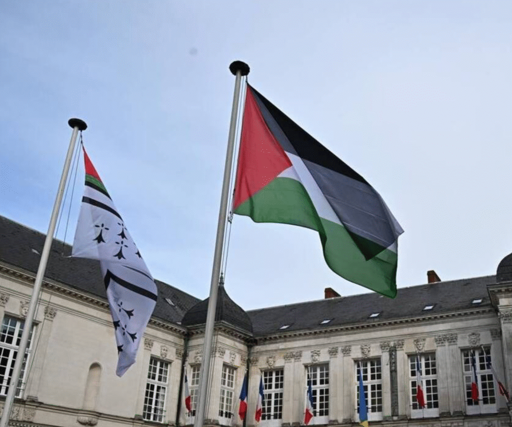 Le drapeau de la Palestine flotte devant l’Hôtel de ville de Nantes : réactions contrastées et rappel à la loi