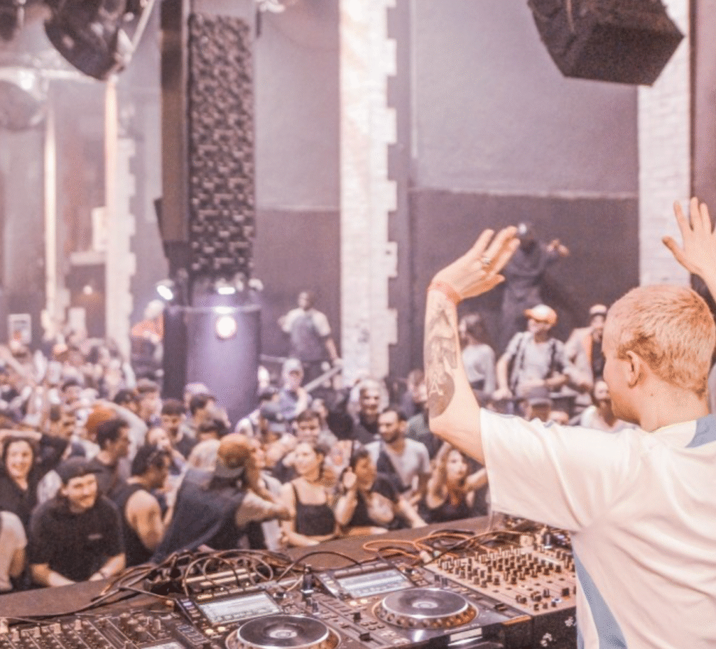 Techno sous le pont : le Square Vertais se transforme en club à ciel ouvert