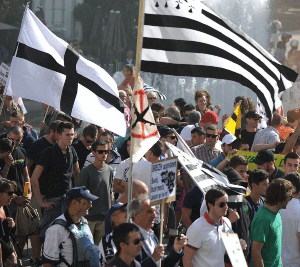 Nantes : quelques centaines de personnes défilent pour une « Bretagne à 5 départements »