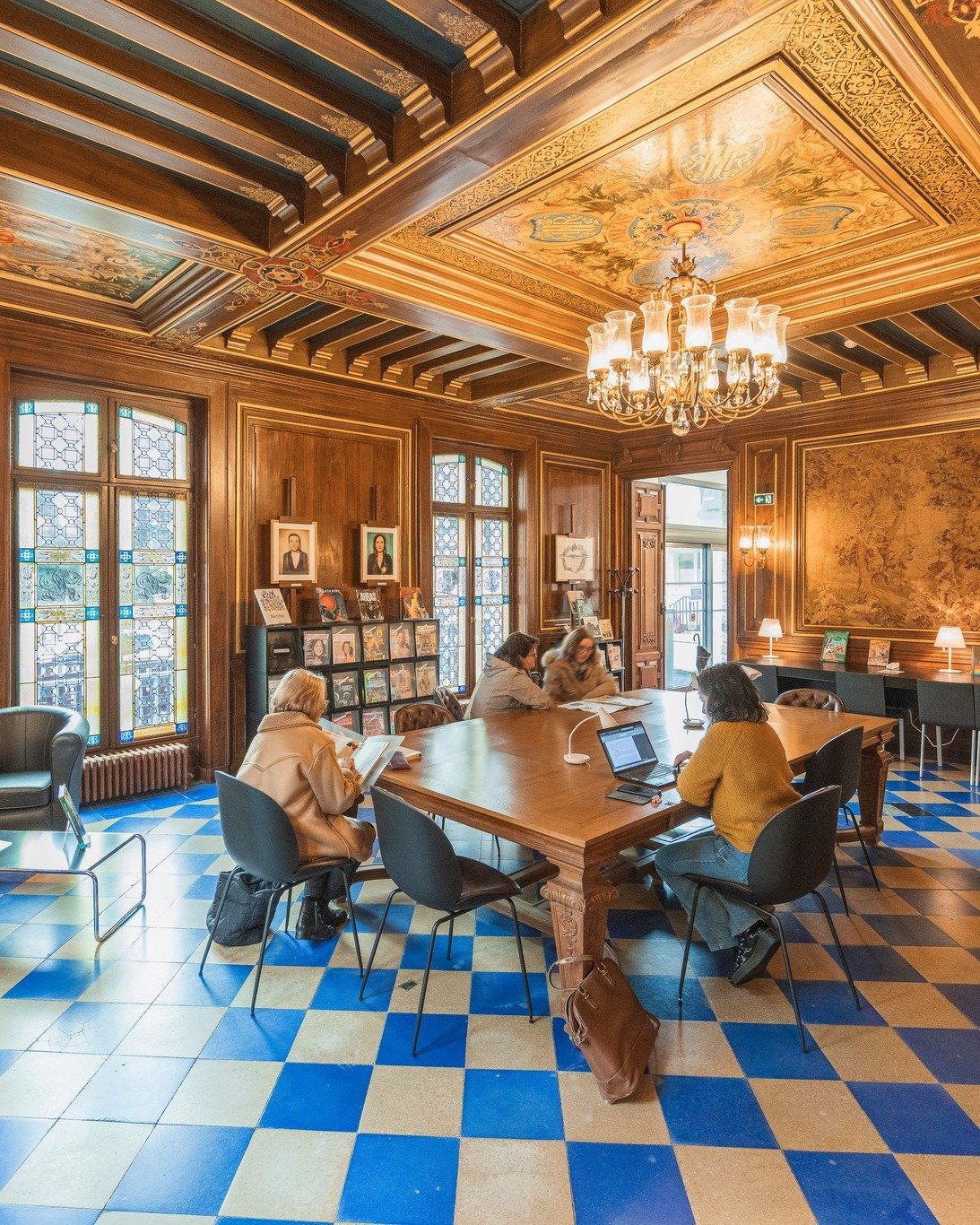 556563466_1225806672921971_1571363640199783038_n Un salon d’exception à La Baule : la bibliothèque Henri Queffélec ouvre ses portes