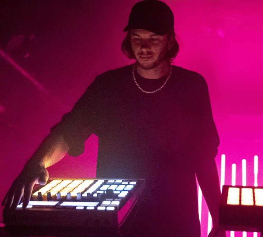 Le DJ Fakear transforme une supérette bio de Nantes en scène électro intimiste
