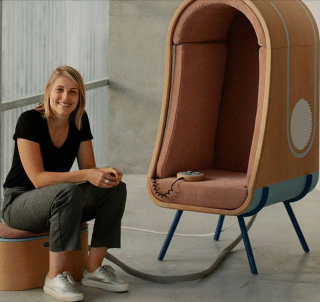 OTO, le fauteuil à étreindre nantais au succès international, entre au Palais de Tokyo