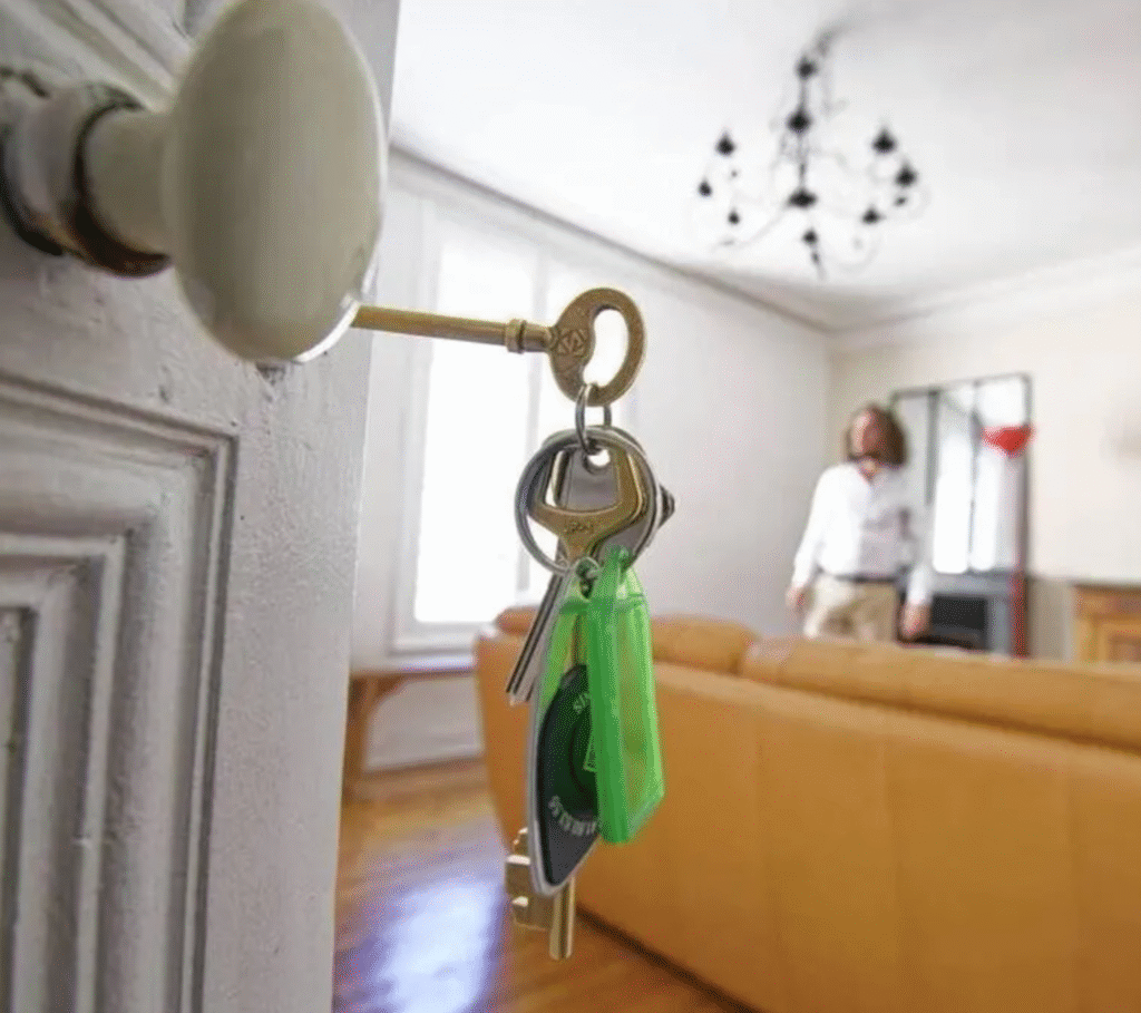 Partie à Nantes, elle découvre que son appartement parisien a été vendu en son absence