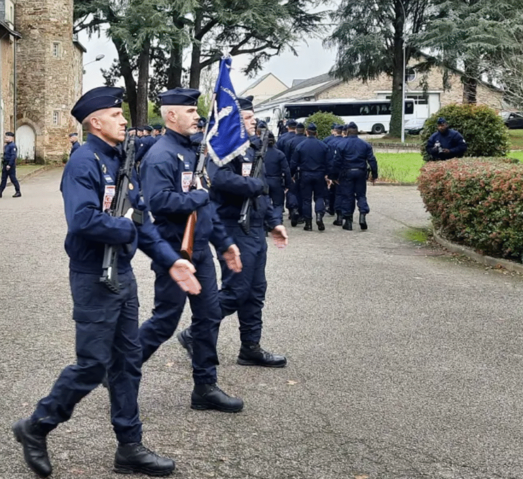 Saint-Herblain : la CRS 82 reverse 1 000 € au CHU de Nantes pour Octobre Rose