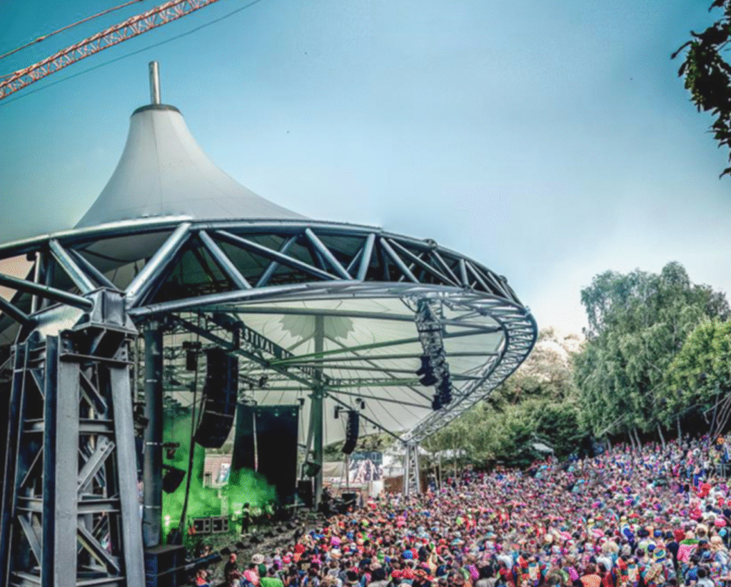 Festival de Poupet 2026 : Gims, Theodora, L2B et La Mano 1.9 enflamment la Clairière