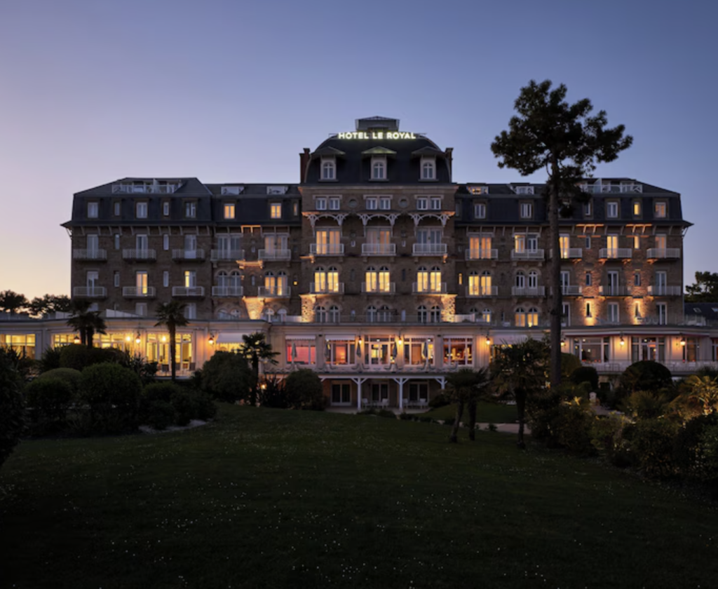À La Baule, le chœur Euterpia offre un concert festif gratuit devant l’hôtel Le Royal