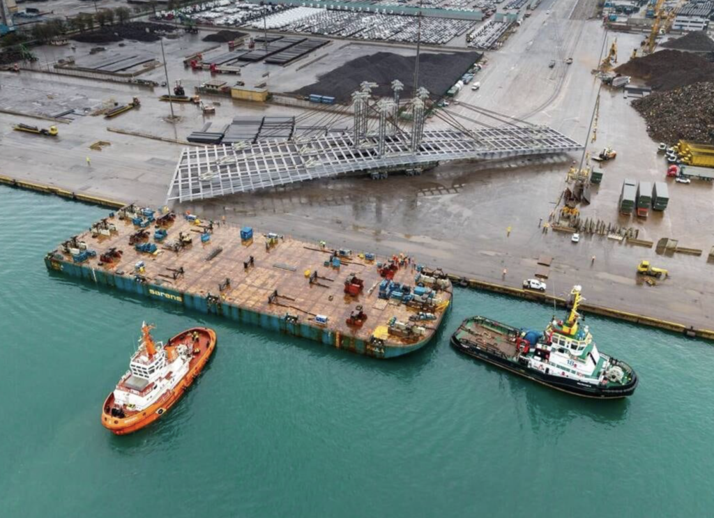 Le tablier du pont Anne-de-Bretagne immobilisé en Espagne avant son arrivée à Nantes