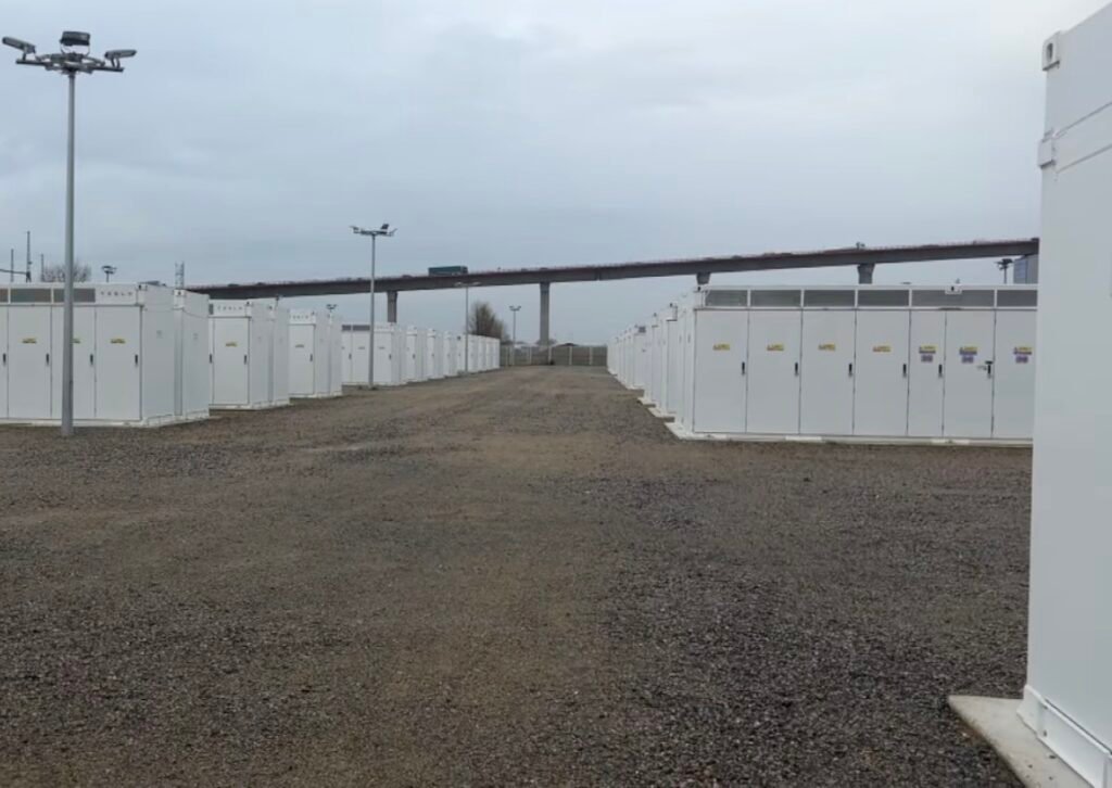 À Nantes, la plus grande centrale de stockage d’électricité par batteries de France entre en service