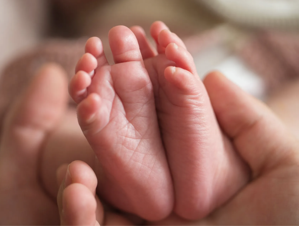 Nouveau congé de naissance : une entrée en vigueur repoussée à juillet 2026