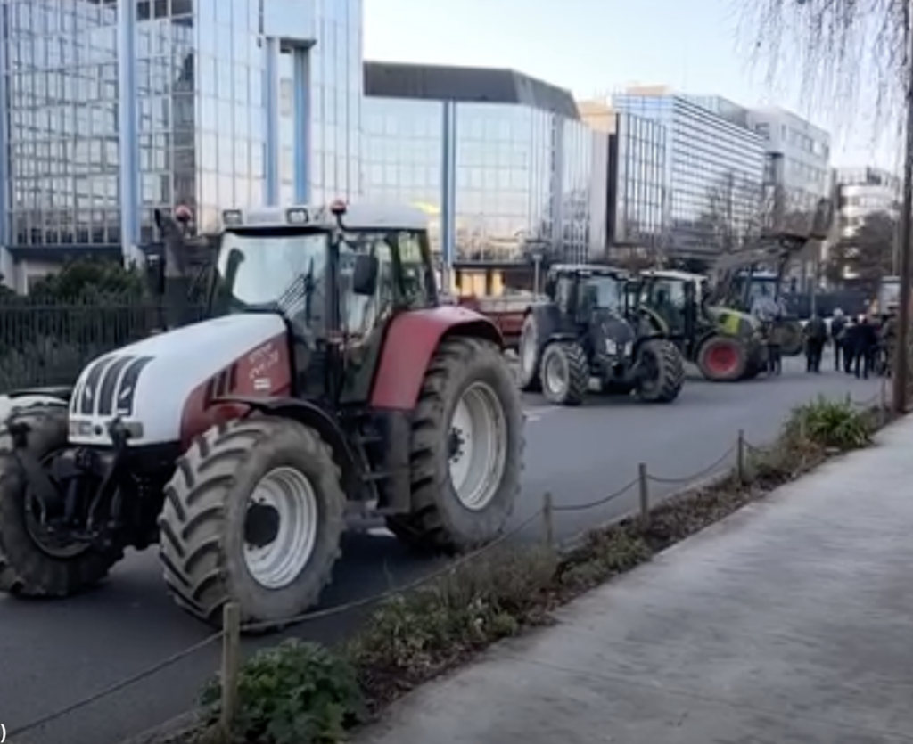 DNC : des agriculteurs manifestent à Nantes contre l’abattage des troupeaux