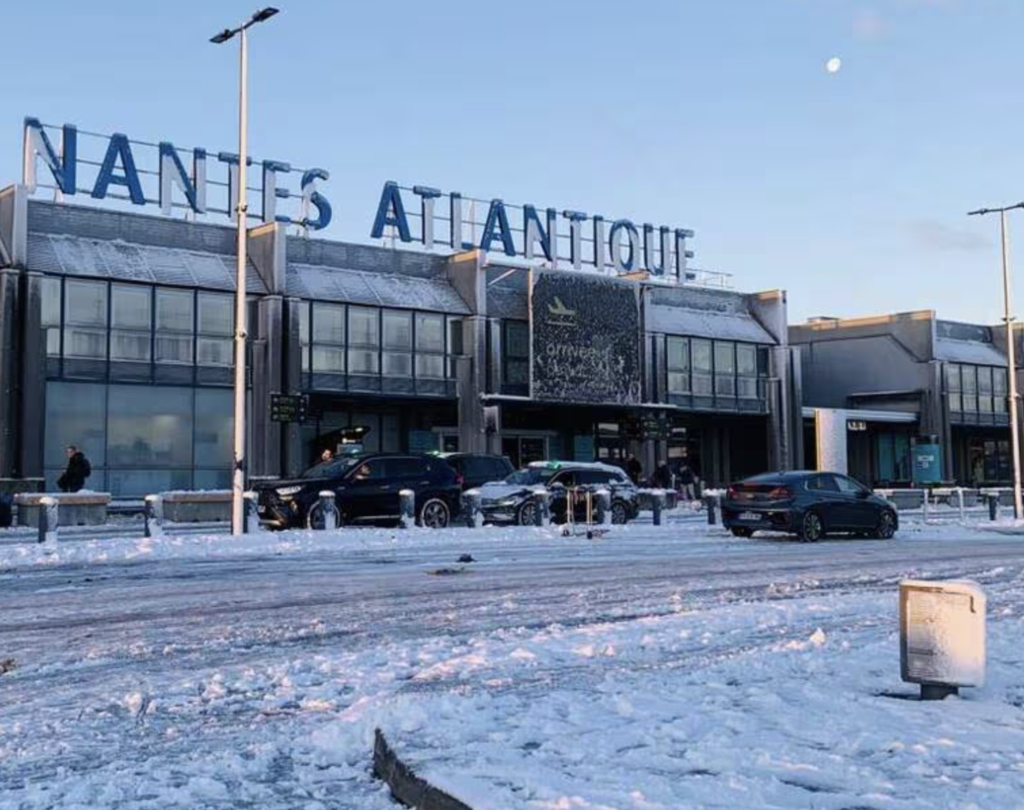 Neige à Nantes : des milliers de voyageurs bloqués entre gare SNCF et aéroport