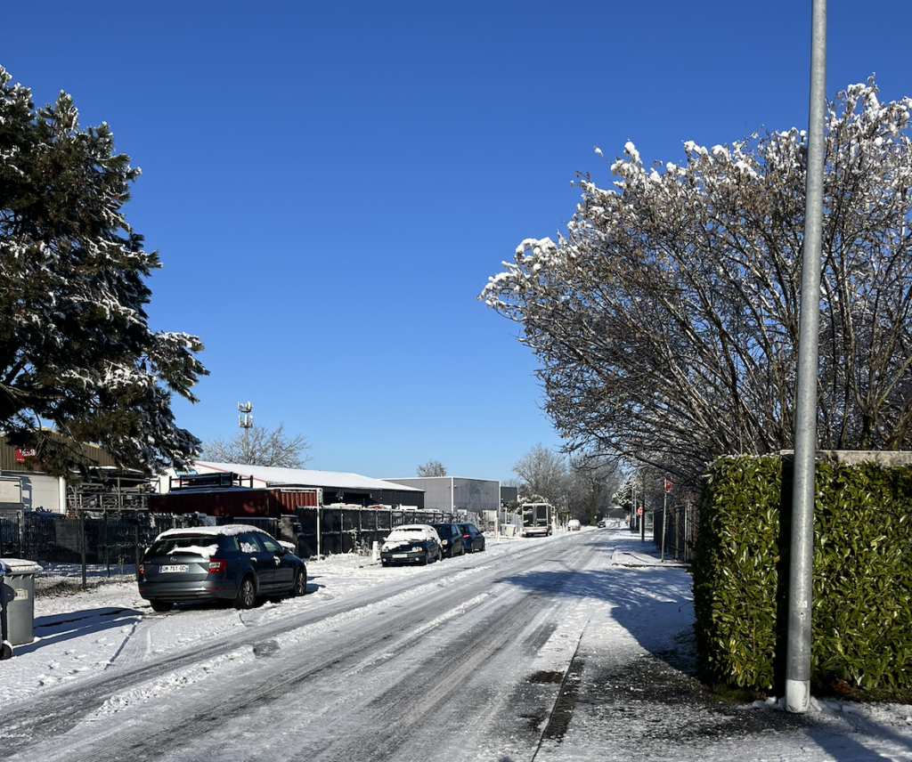 Neige à Nantes : arrêt des tramways mardi soir, bus à l’arrêt et circulation sous forte vigilance