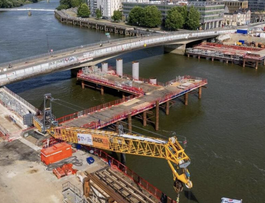 Le tablier du pont Anne-de-Bretagne arrive à Saint-Nazaire avant son installation à Nantes