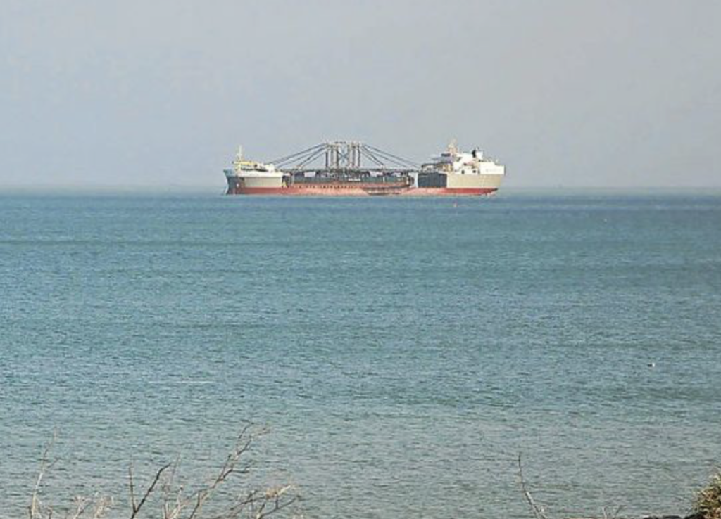 Pont Anne de Bretagne : le tablier en attente au large de Belle-Île-en-Mer avant son arrivée à Saint-Nazaire
