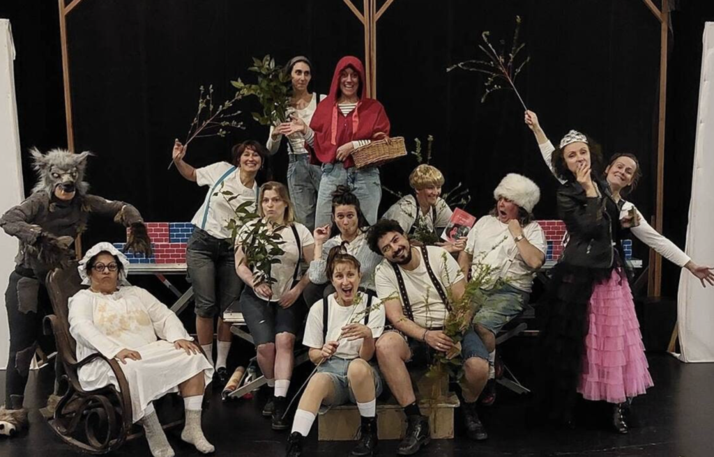 À Mauves-sur-Loire, une troupe revisite le Petit Chaperon rouge dans une comédie audacieuse