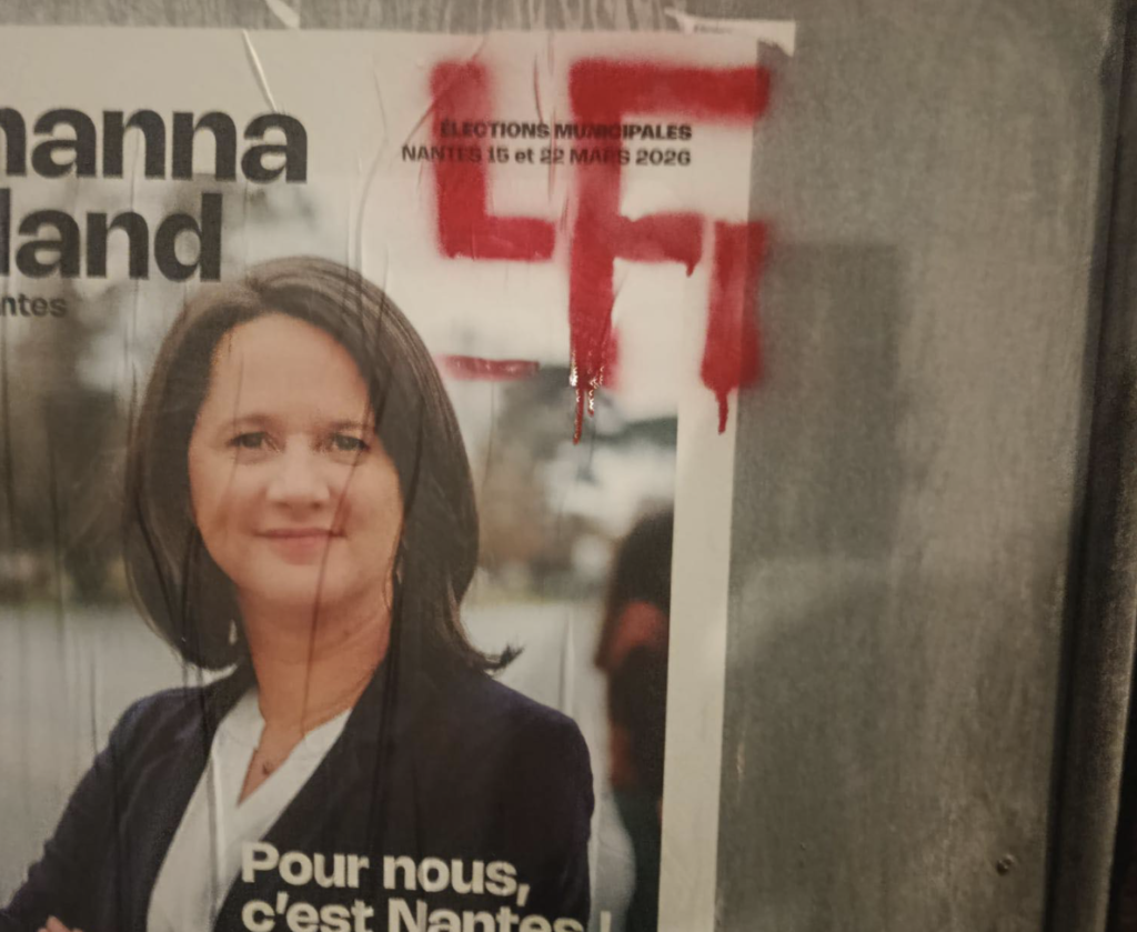 À Nantes, une affiche de Johanna Rolland dégradée par un symbole nazi en pleine campagne municipale