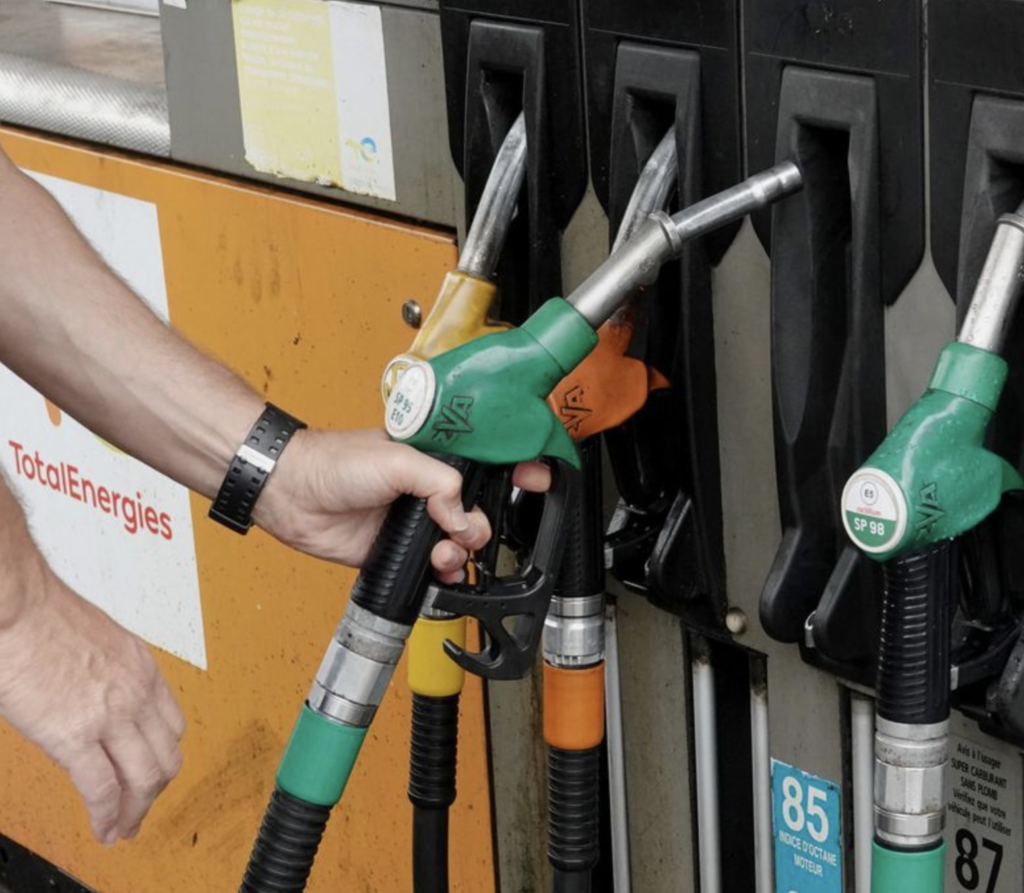 Attaques en Iran et au Liban : risque de pénurie de carburant ou flambée des prix en France ?