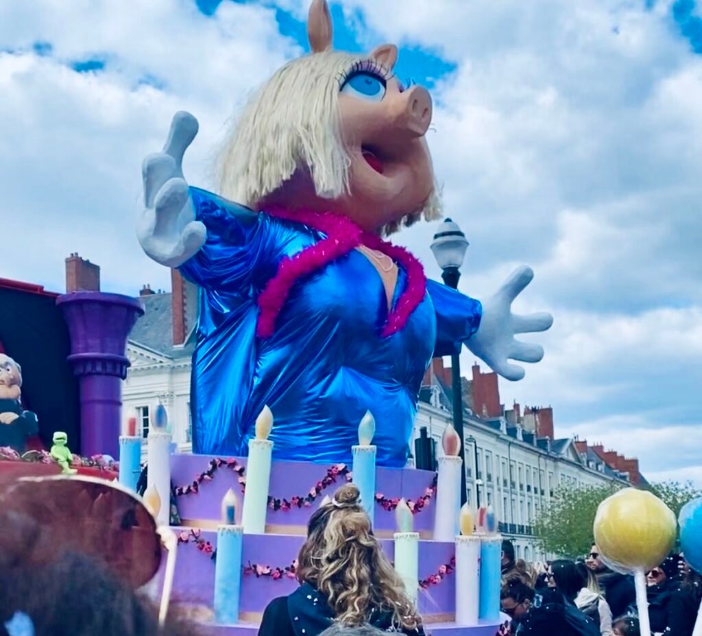 Carnaval de Nantes 2026 : dates, parcours et thème littérature pour les défilés d’avril