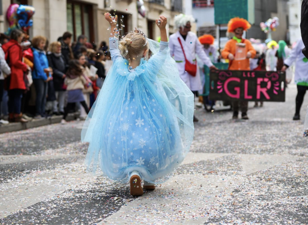 Carnaval de Nantes : des milliers de spectateurs pour un défilé 2026 aux airs de roman