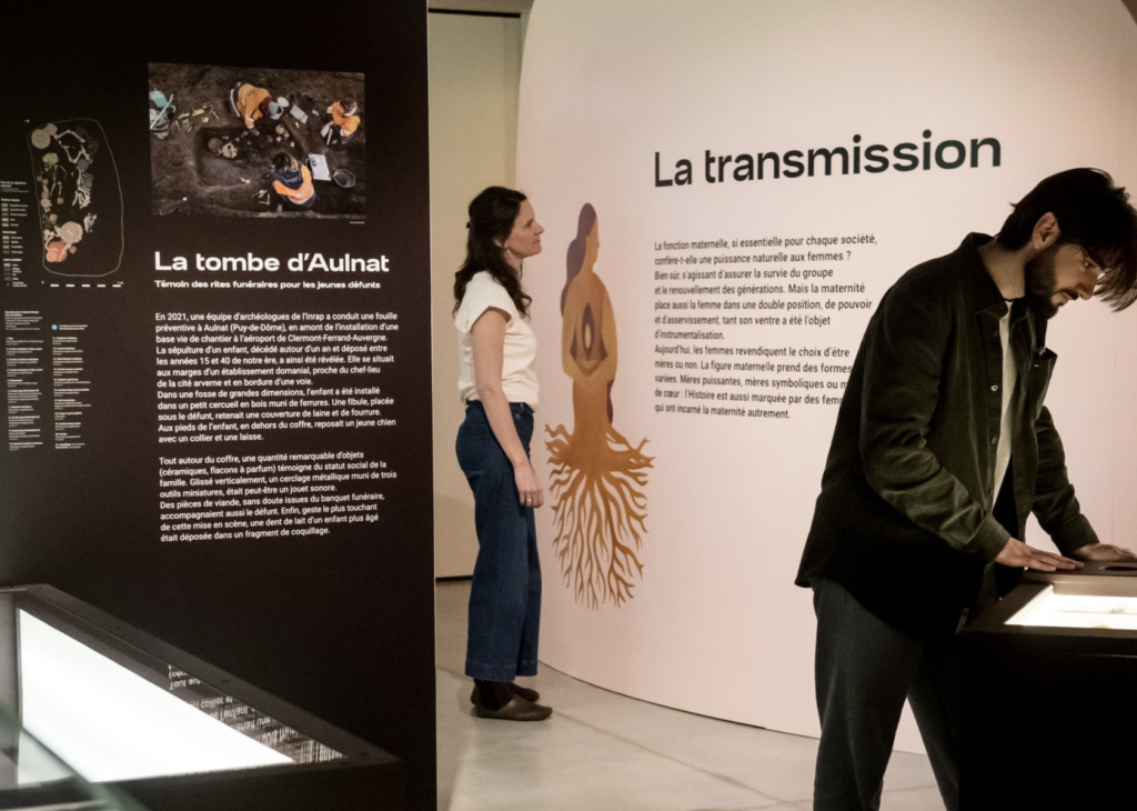 “Maternités” : une exposition au Chronographe explore la place des mères à travers l’archéologie
