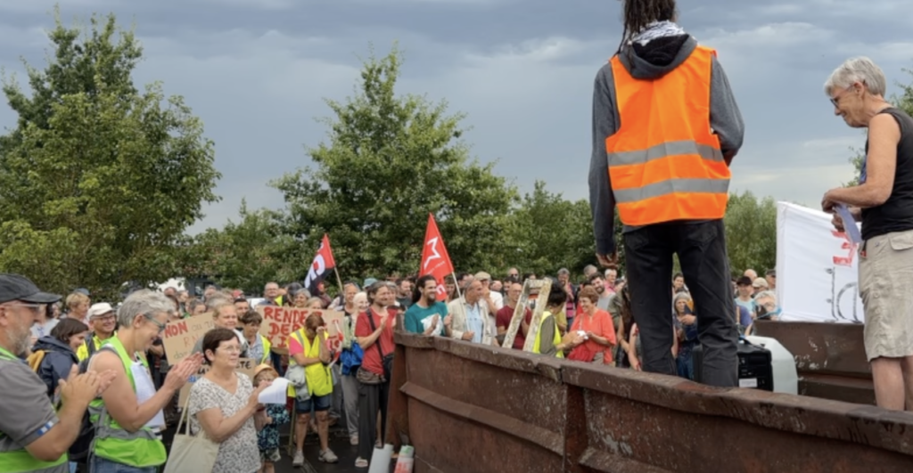 À Derval, 300 personnes manifestent contre la construction d’un entrepôt Amazon