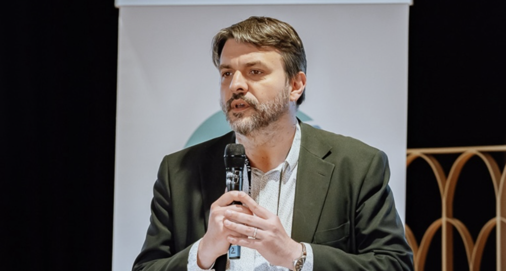 À Nantes, Aymeric Seassau conteste le bilan régional des coupes dans la culture