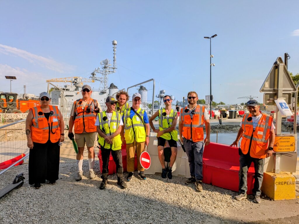 À Nantes, les bénévoles d’Ouest Radio Assistance sécurisent les traversées pendant les travaux du tramway