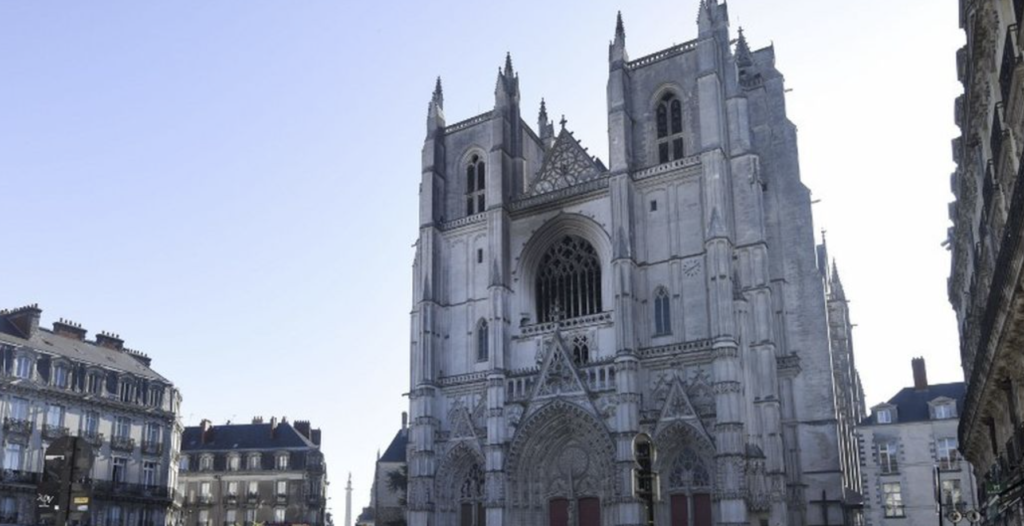 Cathédrale de Nantes : un concours lancé pour remplacer la grande verrière détruite par l’incendie