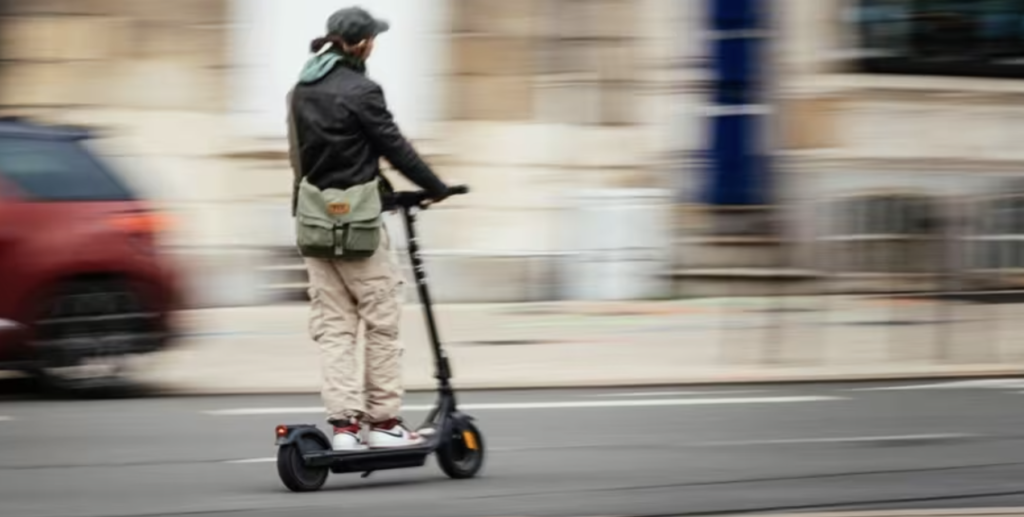 À Châteaubriant, casque et équipement réfléchissant deviennent obligatoires en trottinette électrique