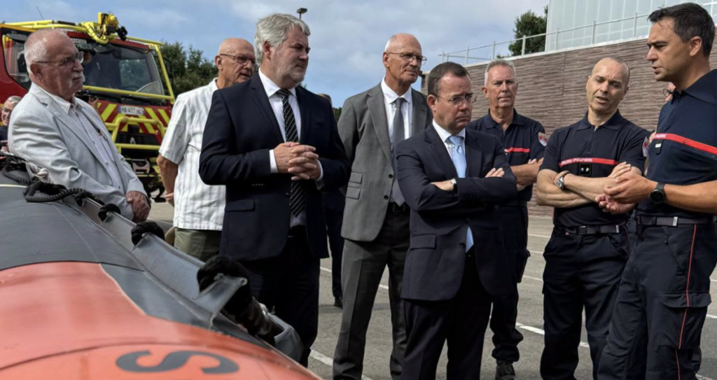 À La Baule, le préfet salue les pompiers et présente les moyens renforcés pour protéger le littoral cet été