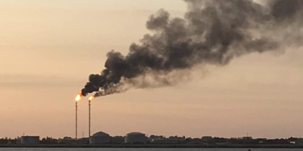 Après les importantes fumées à la raffinerie de Donges, une association réclame la publication des polluants rejetés