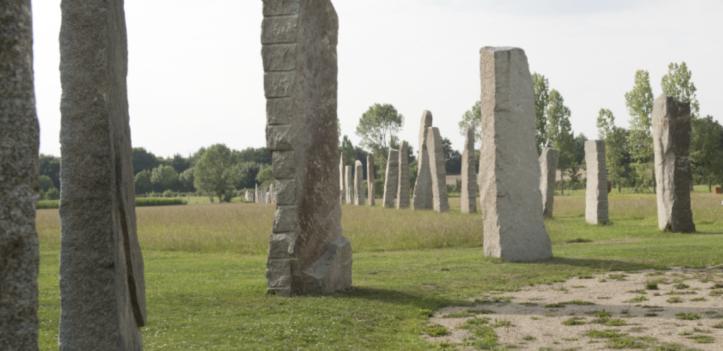 Près d’Ancenis, découvrez un étonnant « Carnac » artistique en pleine nature, accessible gratuitement