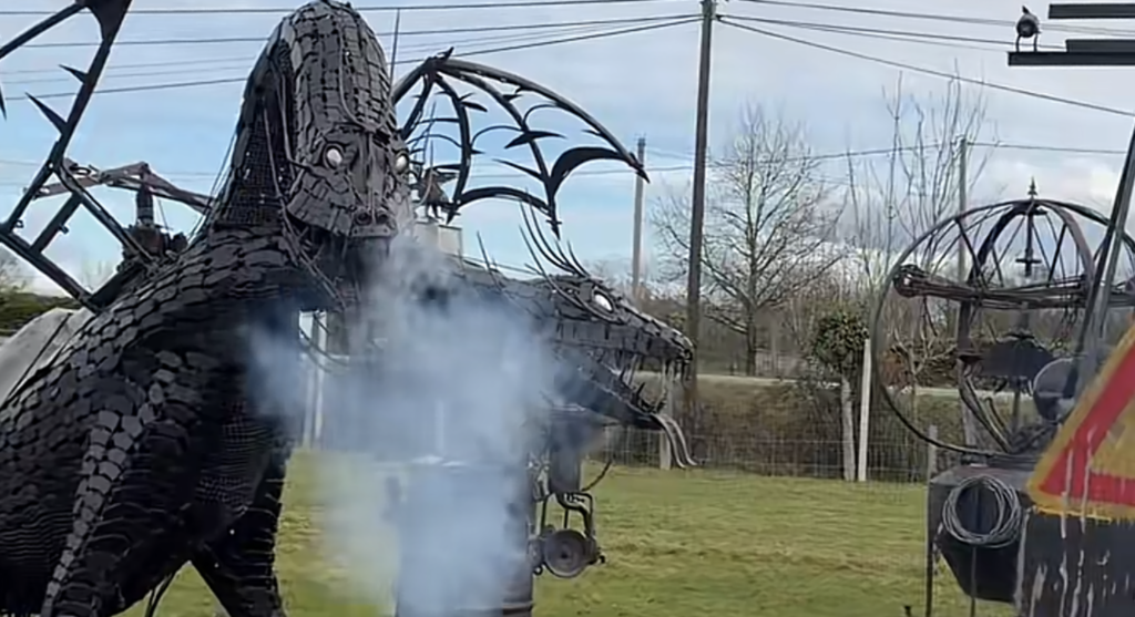 Près de Nantes, ce parc insolite transforme la ferraille en impressionnantes sculptures