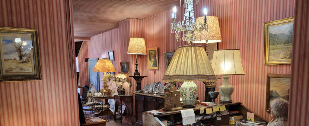 Nantes : la collection de Monique Guillemot, doyenne des antiquaires, mise aux enchères
