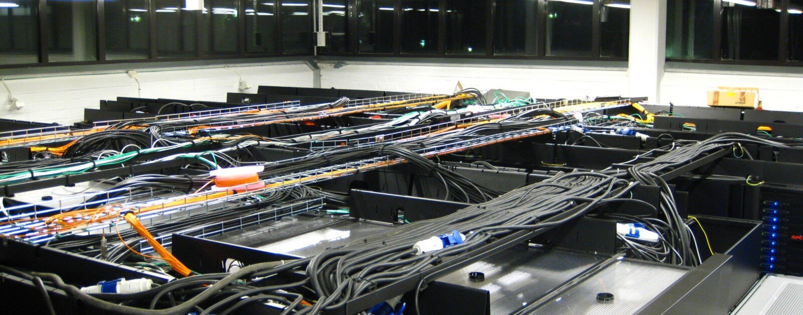 Salle informatique avec serveurs et réseaux, image d’illustration
