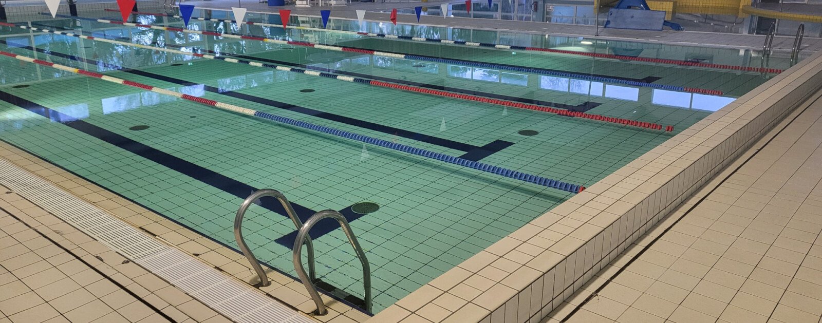 Bassin sportif intérieur du centre aquatique AquaPiriac à Piriac-sur-Mer