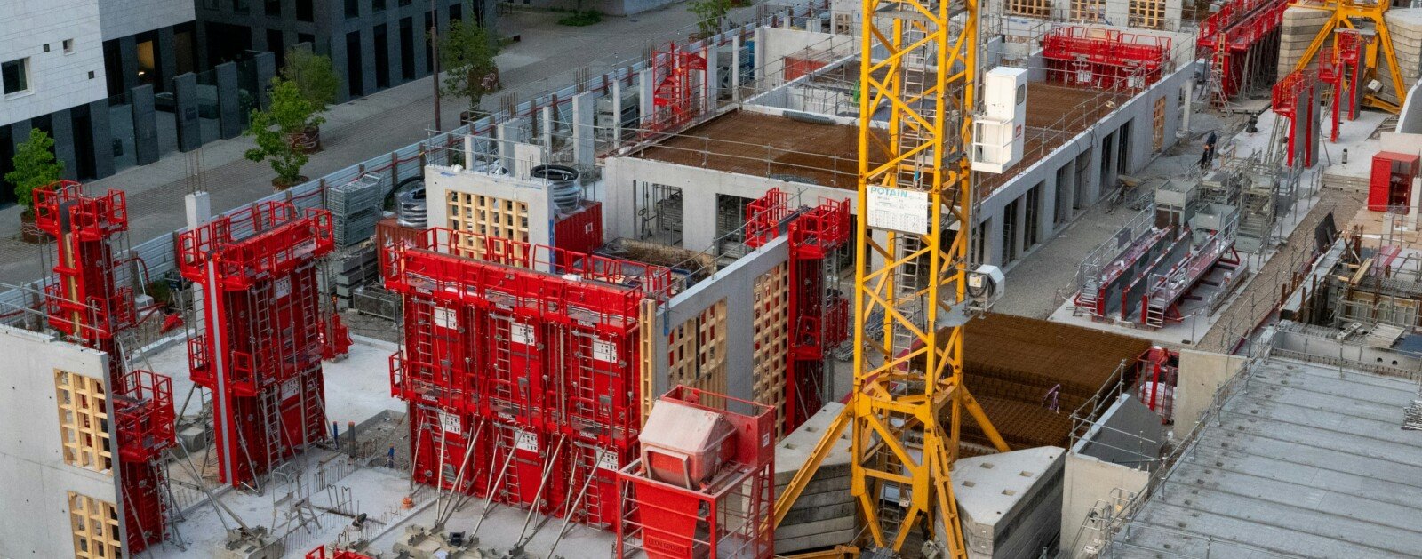 Chantier de construction avec grues et bâtiments en cours de réalisation