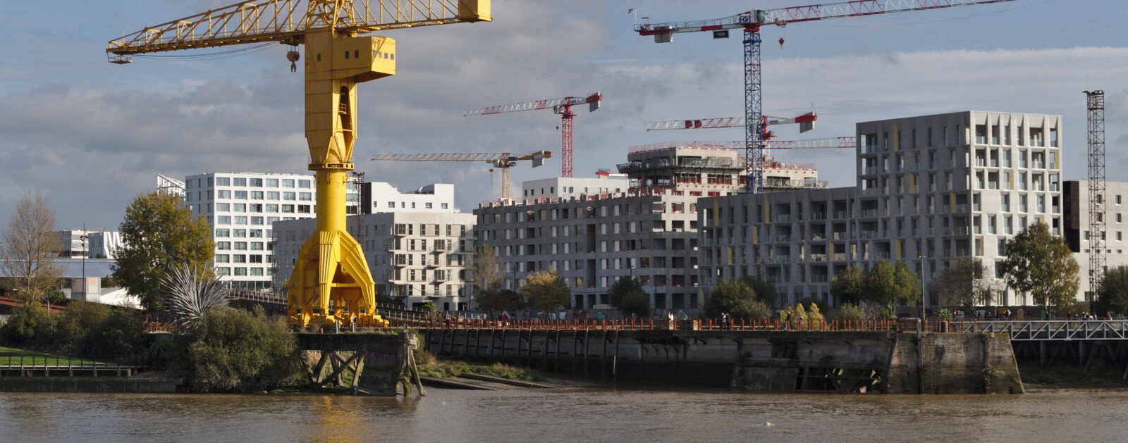 Grues de chantier à Nantes, illustration du secteur du bâtiment