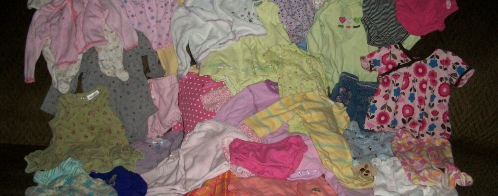 Vêtements pour bébé de seconde main, image d’illustration