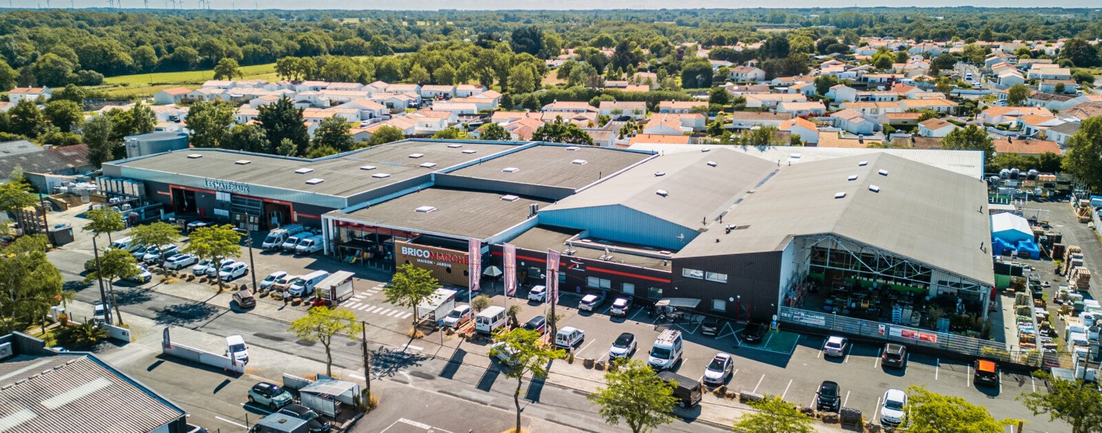 Vue aérienne d’une zone commerciale à Challans, en Vendée