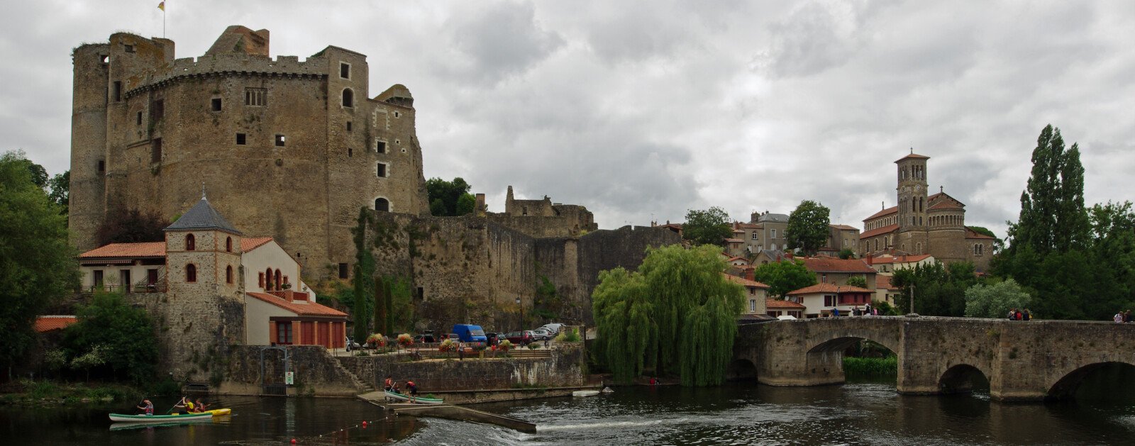 Vue de Clisson avec son château et la Sèvre Nantaise