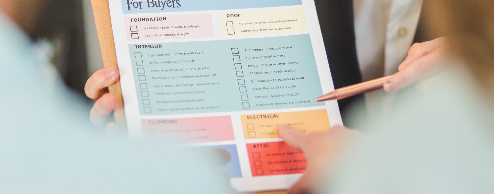 Main tenant une checklist lors de l’inspection d’un logement