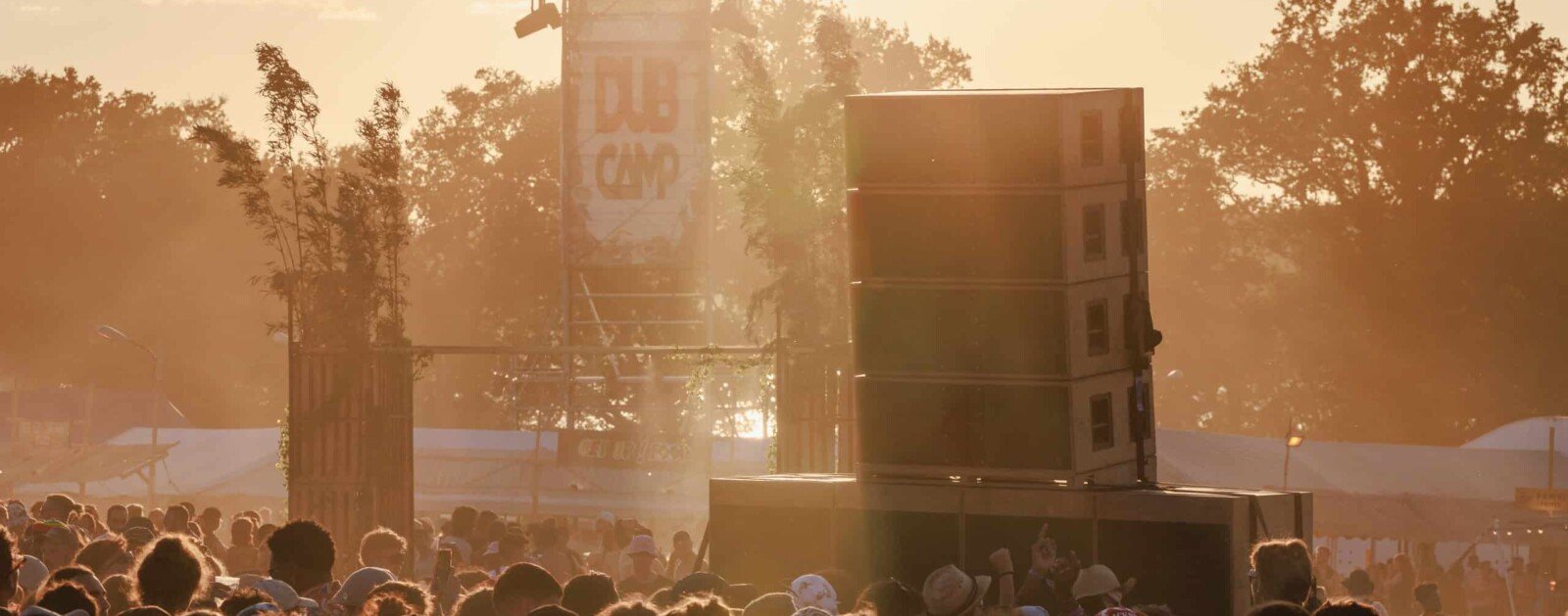 Public du Dub Camp Festival autour d’un sound system au lac de Vioreau