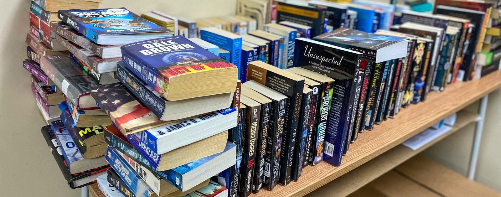 Table avec des livres dans une salle de lecture, image d’illustration