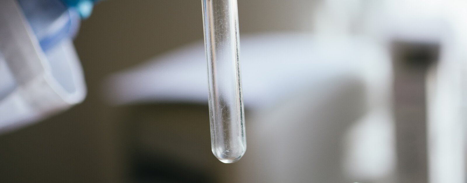 Technicien de laboratoire réalisant une expérience, image d’illustration