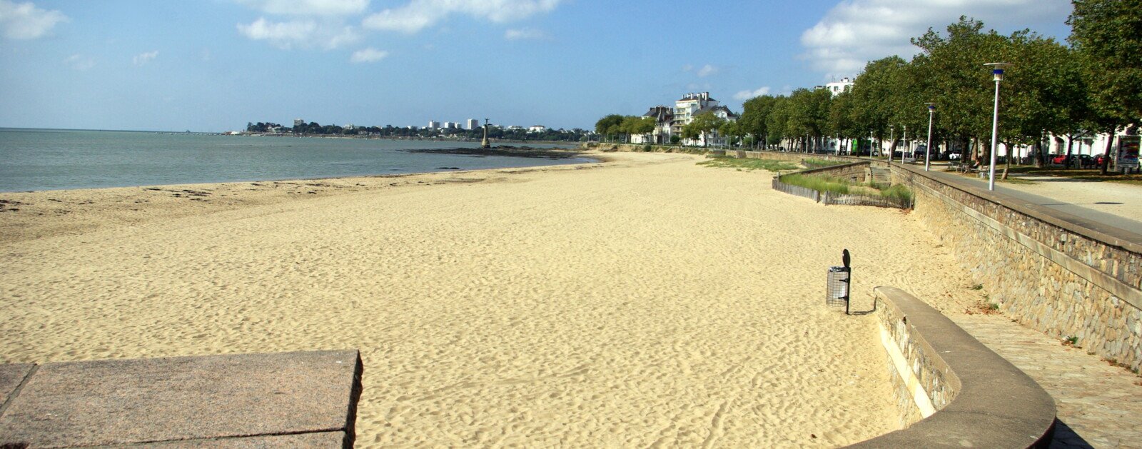 Grande plage de Saint-Nazaire au bord de l’estuaire de la Loire
