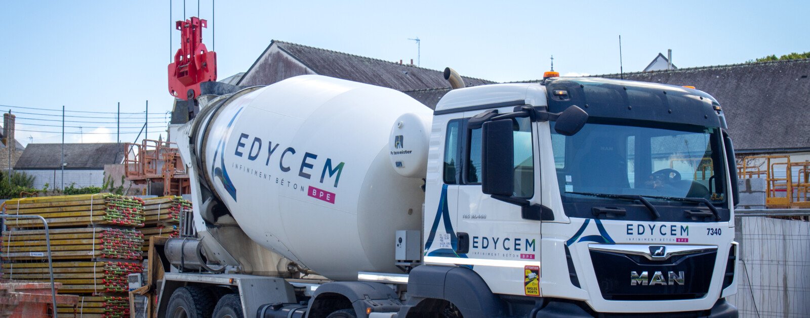 Camion malaxeur EDYCEM sur un chantier de construction