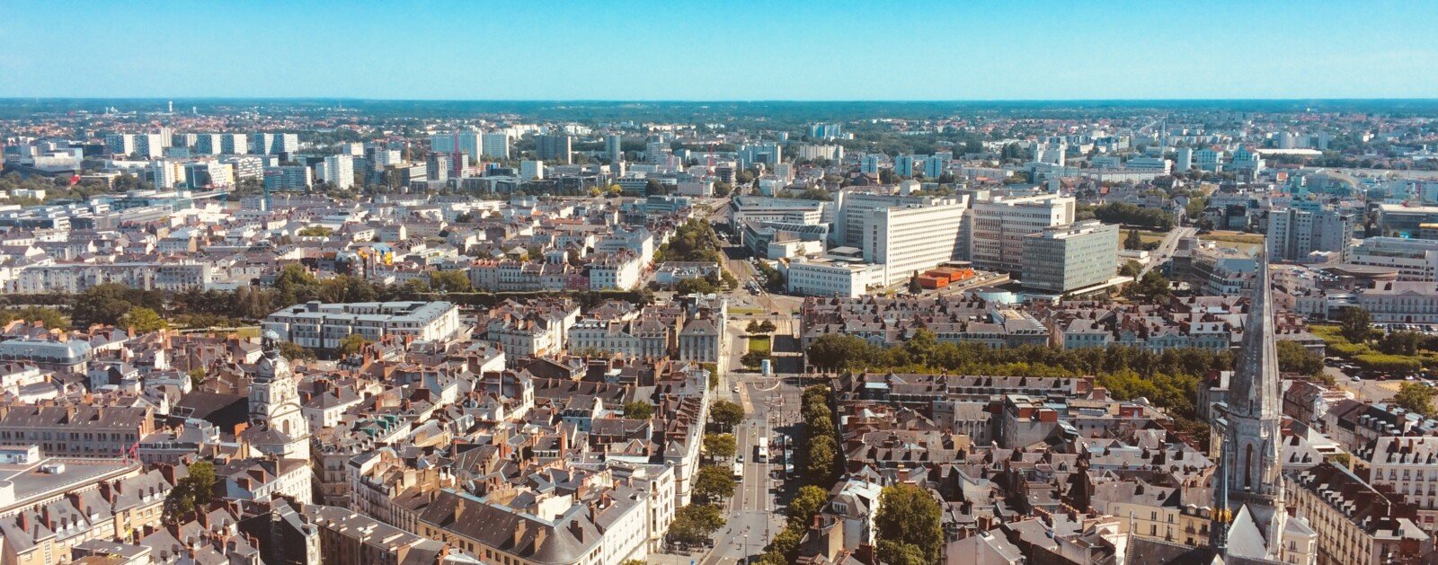 Vue panoramique de Nantes illustrant un comparatif des principaux médias nantais