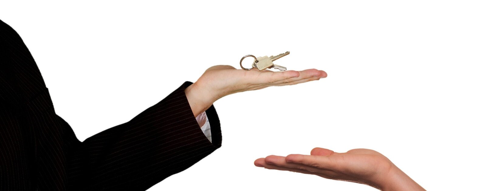 Remise de clés entre un professionnel de l’immobilier et un client