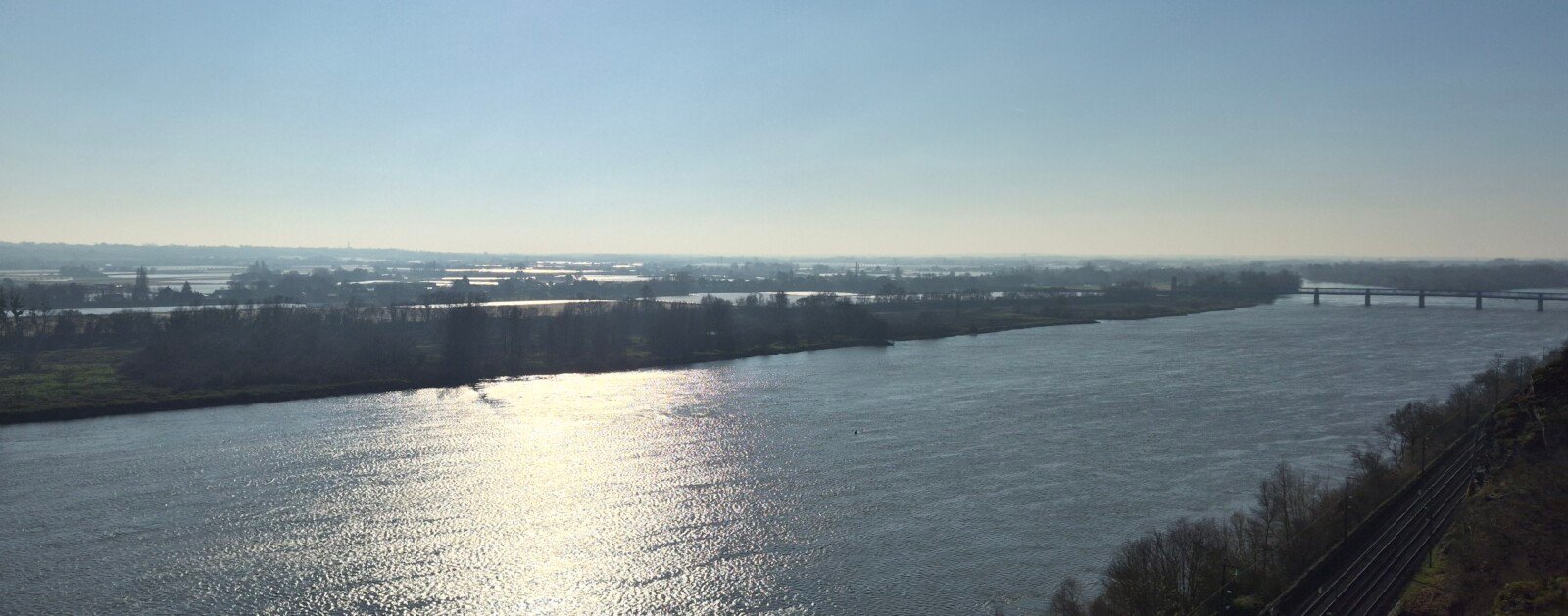 Vue depuis les hauteurs rocheuses de Mauves-sur-Loire au-dessus de la Loire